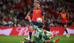 Mikel Oyarabal mainkan sepak bola yang seksi