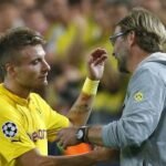Dortmund's Immobile talks with coach Juergen Klopp in Champions League soccer match against Arsenal in Dortmund Ciro Immobile berutang maaf pada Juergen Klopp