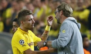Dortmund's Immobile talks with coach Juergen Klopp in Champions League soccer match against Arsenal in Dortmund Ciro Immobile berutang maaf pada Juergen Klopp