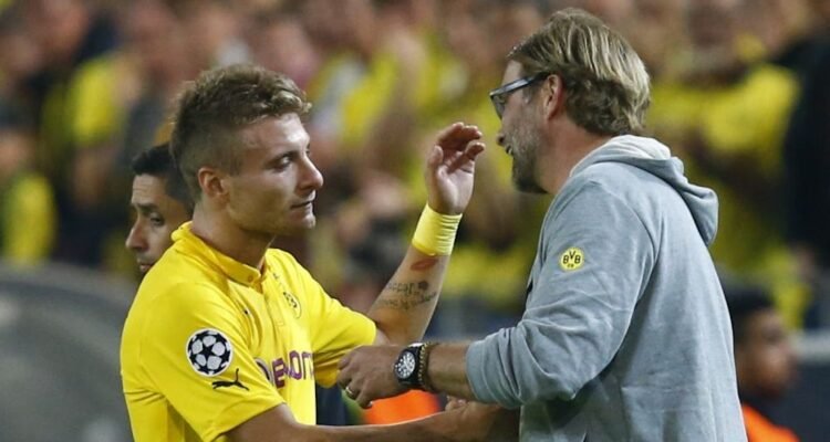 Dortmund's Immobile talks with coach Juergen Klopp in Champions League soccer match against Arsenal in Dortmund Ciro Immobile berutang maaf pada Juergen Klopp